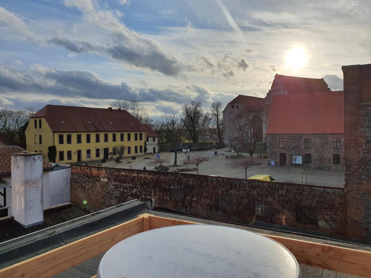 Grosses Offenes Loft Oder Kleine Gemuetliche Wohnung Mit Balkon Wolmirstedt Extérieur photo